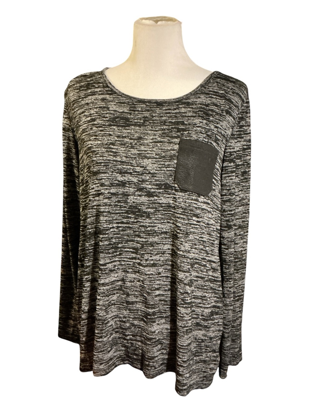 Women's Marled Black & White Long Sleeve Pocket Top